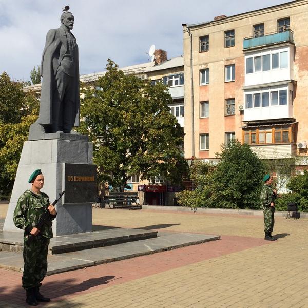 Russian paratroopers in honorary guard at the monument to Felix Dzerzhinsky in Lugansk