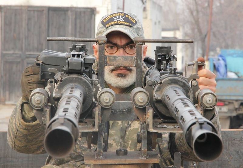 The fighter of the Volunteer Battalion with the self-made double machine gun