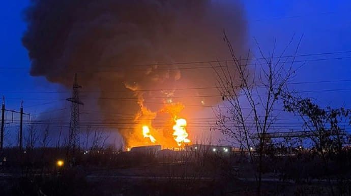 6 videos of helicopter attacks on the Russian oil depot near the Ukrainian border