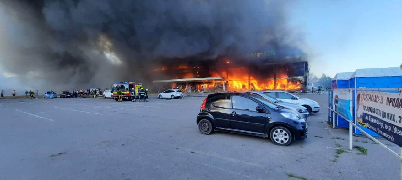 Russian rocket hit the Ukrainian mall with around 1 thousand people inside: photos, video