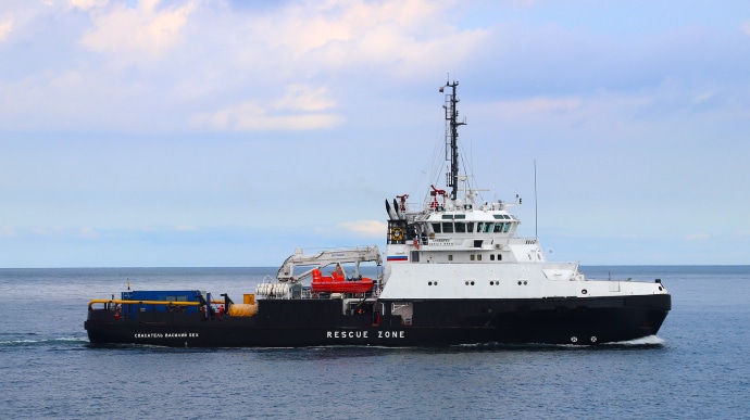 Russian tugboat with personnel and weapons was hit by the Armed Forces of Ukraine in the Black Sea