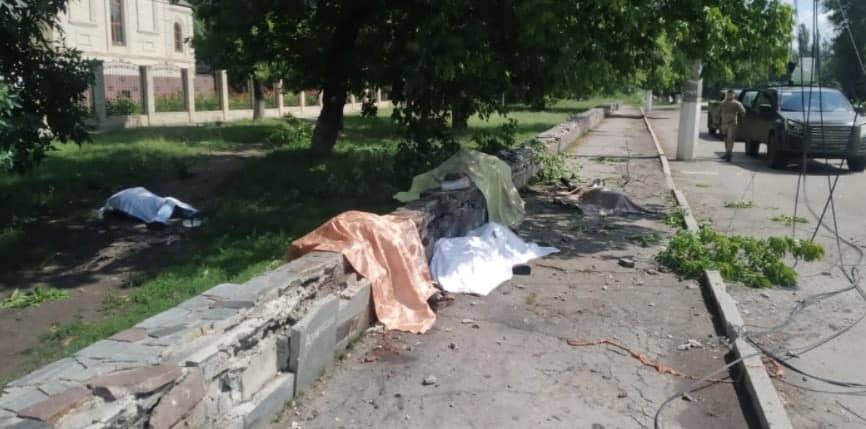 Russian troops hit a public transport stop, at least 8 people died: photos