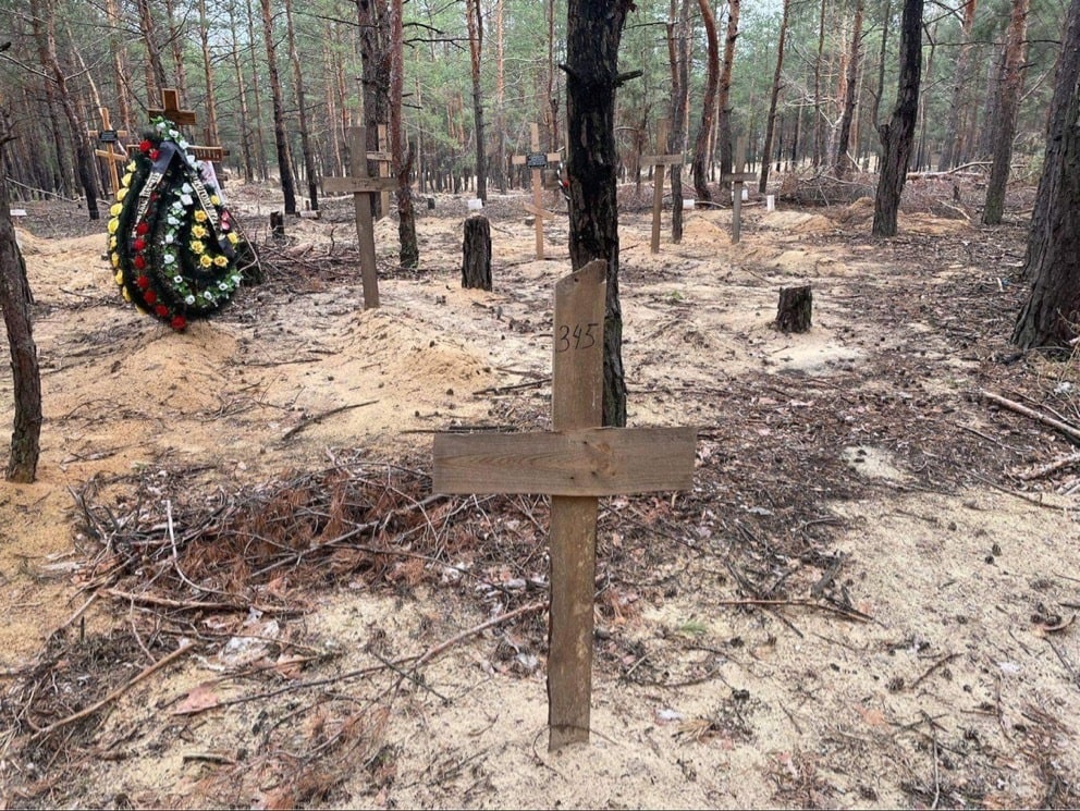 Mass grave of more than 440 bodies was found in recently liberated from Russians Izyum: photos