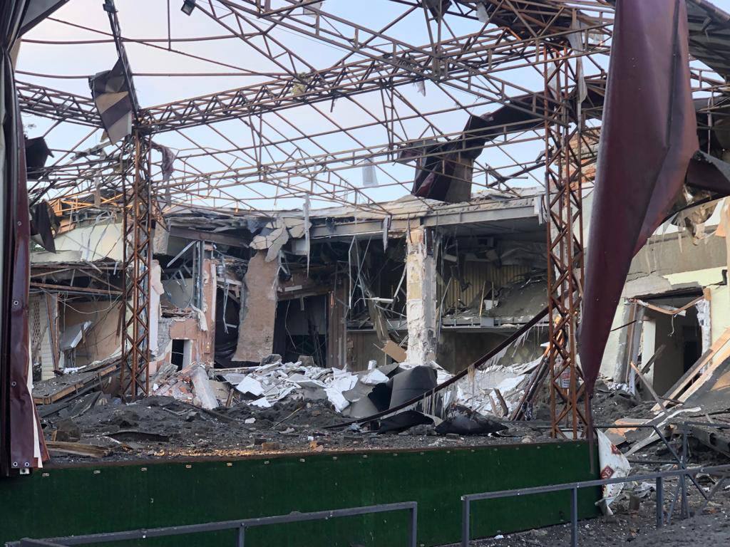 Russian troops fired 9 rockets at Ukraine’s southern city, 6 people were under rubble: photos