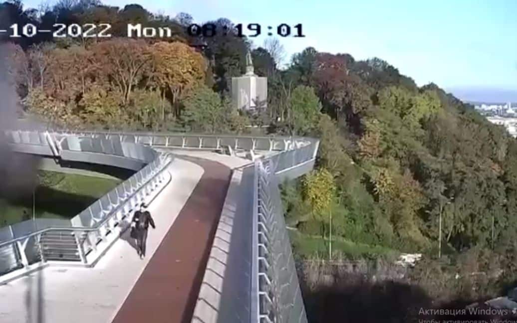Russians shelled Pedestrian and Bicycle bridge in the capital of Ukraine: videos