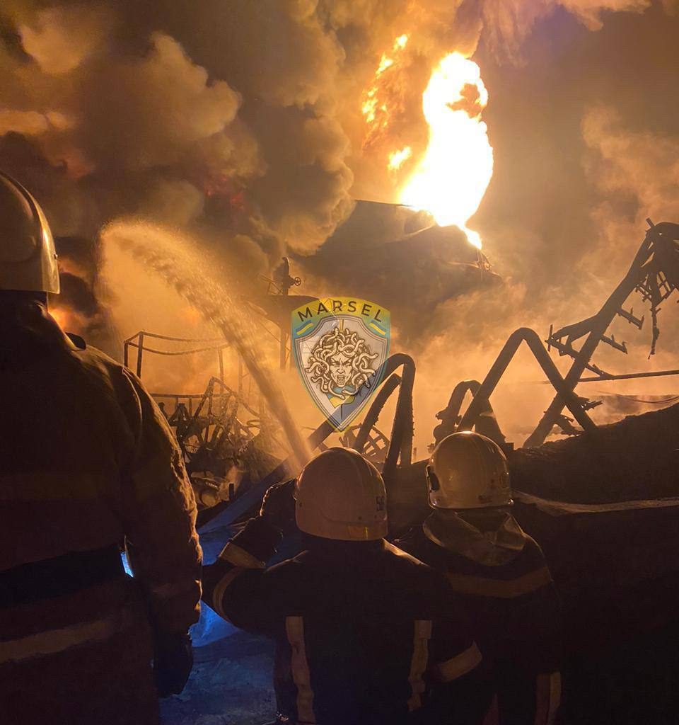 Russia shelled an oil refinery in the Kharkiv region, photo, video