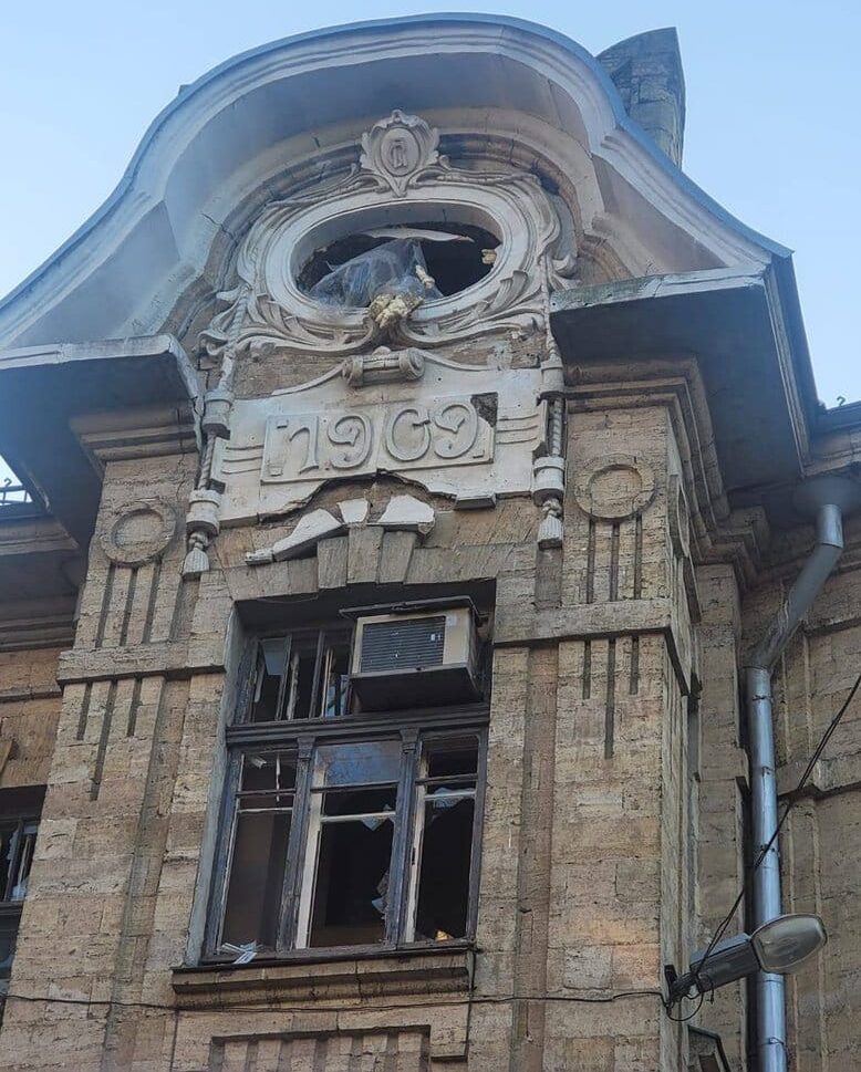Russian troops fired at a cardiology dispensary in Kherson, 2 civilians were injured: photos