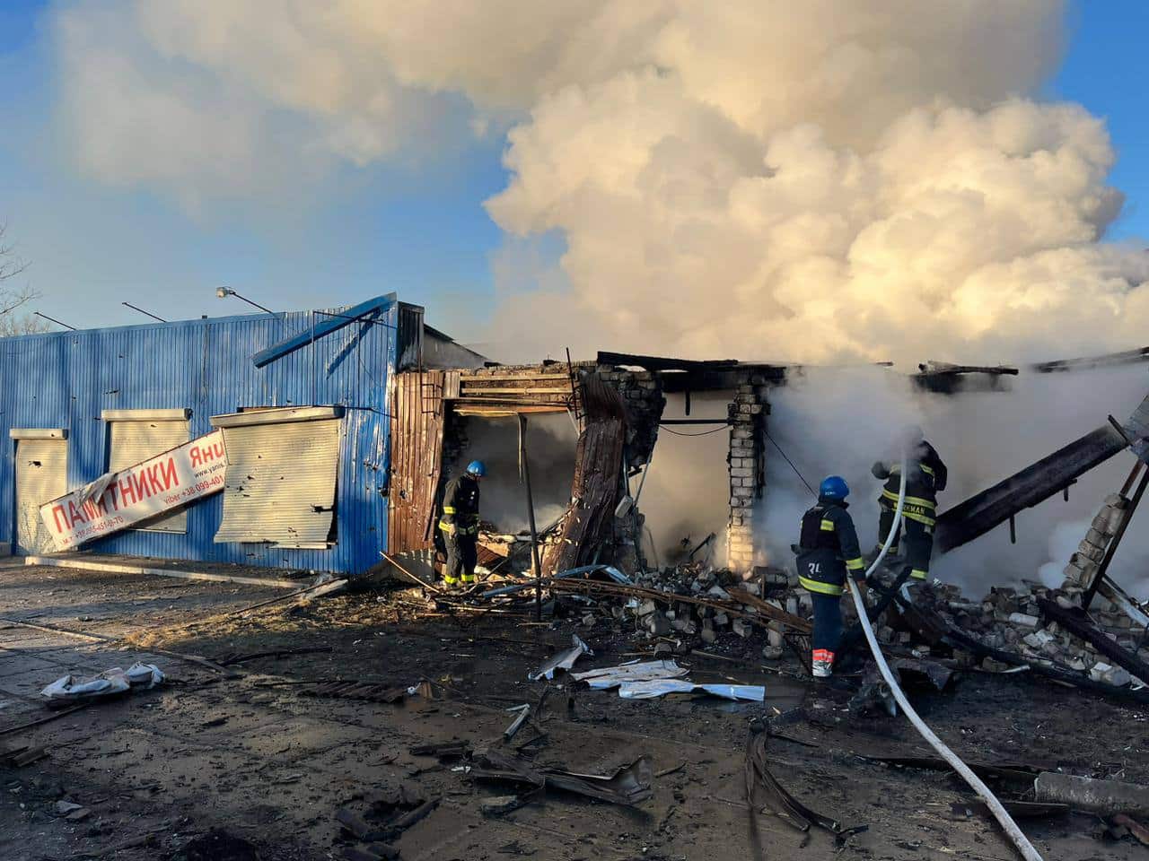 Russia shelled Kupyansk in the Kharkiv region, a private house and a shop are on fire: photos