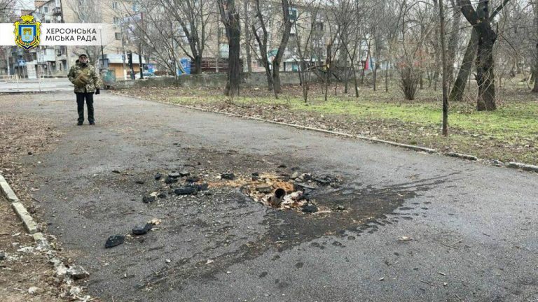 Russia shelled Kherson, 3 civilians were killled and 1 injured: photos