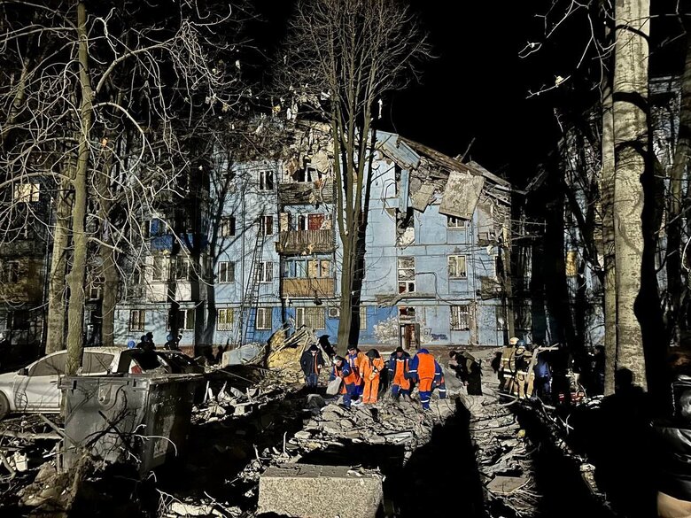 Russia shelled a 5-story building in Zaporizhzhia, 2 civilians were killed: photos, video