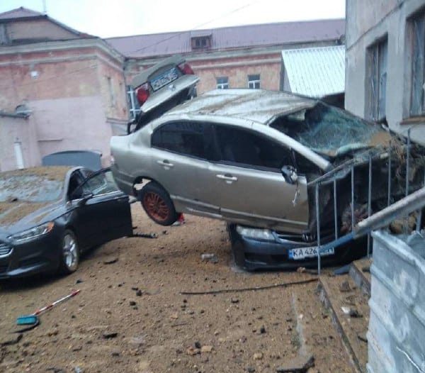 Russians hit the yard of a medical facility in Kherson with drones: photo