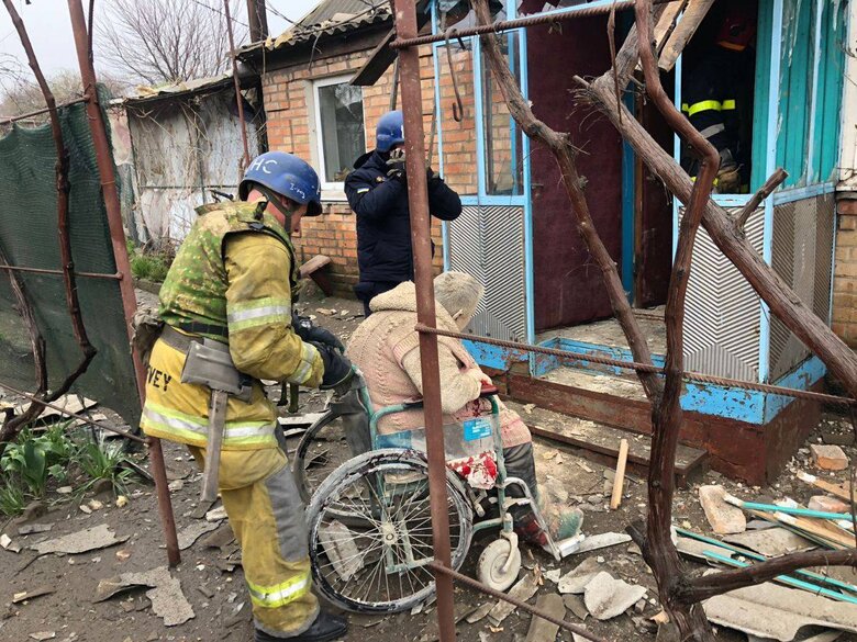 Russian troops shelled residential buildings in the Dnipropetrovsk region injuring civilians: photos