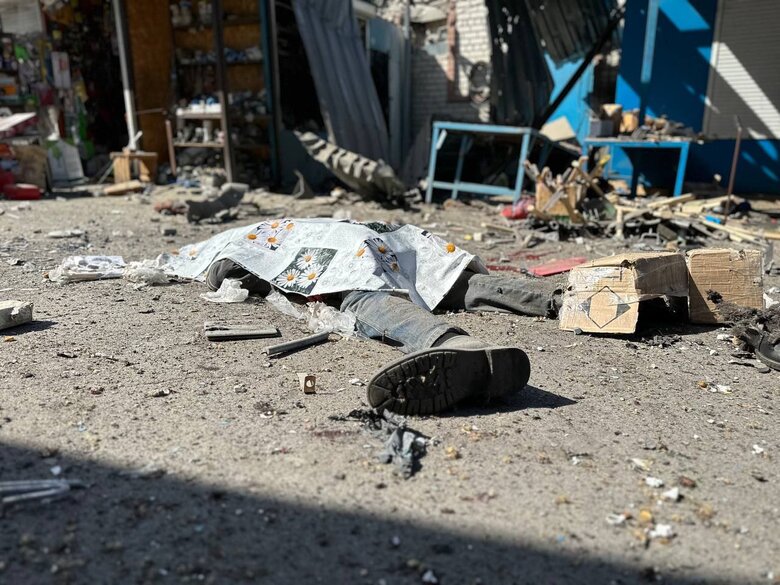 Russian military shelled Kherson, 1 civilian was killed and 7 were injured: photos